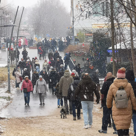 Zima jak w sezonie. Tłumy spacerowiczów na plaży i promenadzie w centrum Świnoujścia