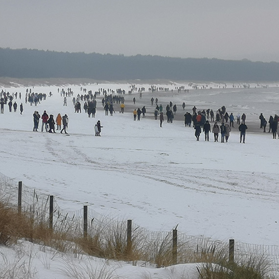 Zima jak w sezonie. Tłumy spacerowiczów na plaży i promenadzie w centrum Świnoujścia [1]