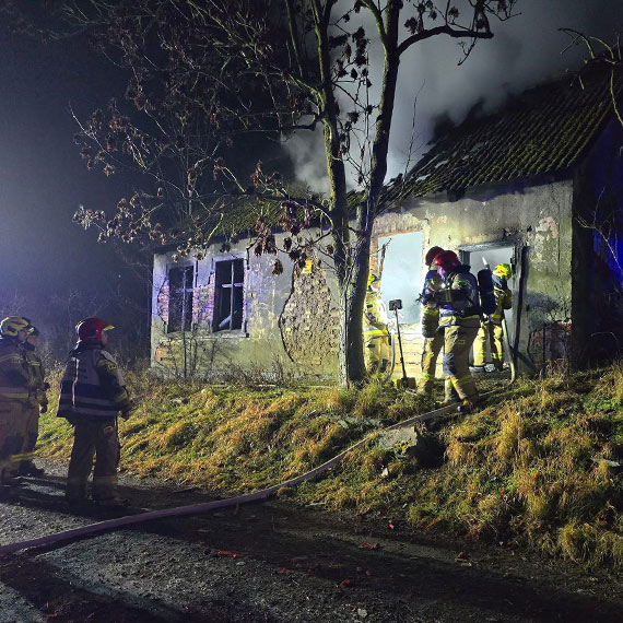 Po�ar pustostanu w Wicku. Interweniowa�y dwa zast�py OSP Ko�czewo