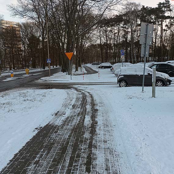Słupki miały powstrzymać samochody. Zimą pojawił się nowy problem