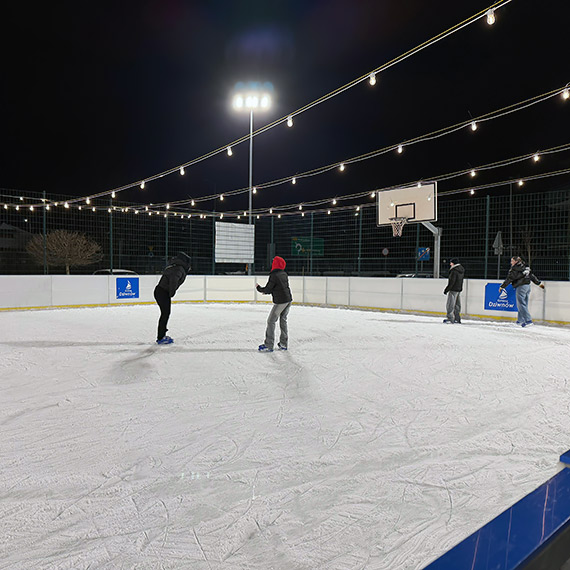 W Świnoujściu lodowiska brak. Mieszkańcy mogą skorzystać z oferty Dziwnowa [1]