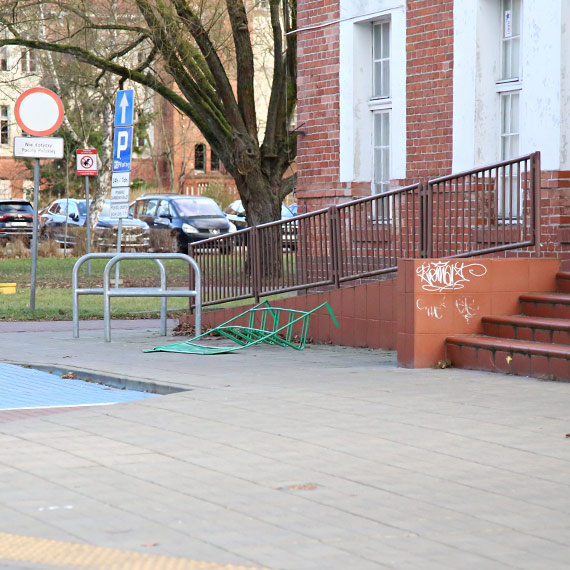 Tajemniczy stojak na rowery od miesięcy leży przy budynku Poczty Polskiej [1]