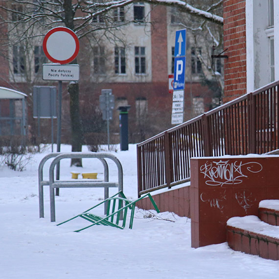 Tajemniczy stojak na rowery od miesięcy leży przy budynku Poczty Polskiej [2]