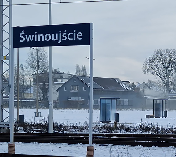 Tak wita Świnoujście. Zdjęcie z pociągu i pytanie, którego nie da się zignorować