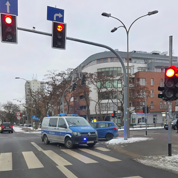 Ford wjechał na czerwonym i uderzył w taksówkę. Kolizja na Wojska Polskiego