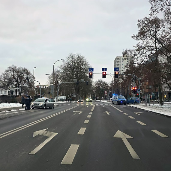 Ford wjecha� na czerwonym i uderzy� w taks�wk�. Kolizja na Wojska Polskiego