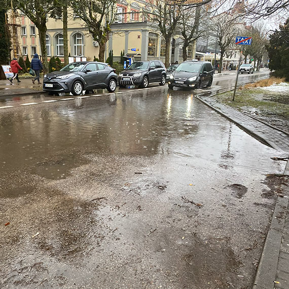 Postój taxi przy ul. Żeromskiego znów zalany. Ile razy trzeba to zgłaszać?