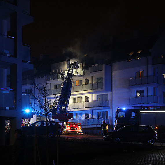 Po�ar mieszkania przy U�a�skiej. Ewakuacja mieszka�c�w, nie �yje kot. Zobacz film!