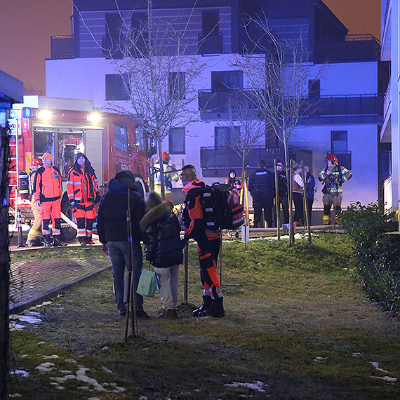 Po�ar mieszkania przy U�a�skiej. Ewakuacja mieszka�c�w, nie �yje kot. Zobacz film!