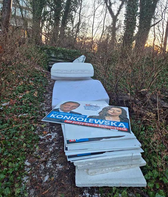 Samorządowcy: Żmurkiewicz i Konkolewska… leżą w lesie. Kampania 2024 wróciła na styropianie