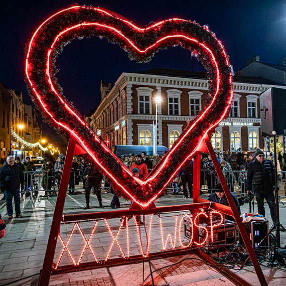 Świnoujście robi swoje. We wtorek zapłonęło serce WOŚP na Placu Wolności [1]