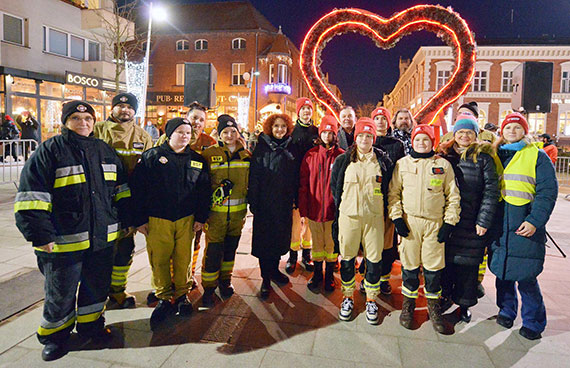 Świnoujście robi swoje. We wtorek zapłonęło serce WOŚP na Placu Wolności [4]