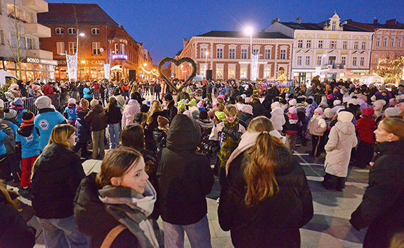 Świnoujście robi swoje. We wtorek zapłonęło serce WOŚP na Placu Wolności [5]