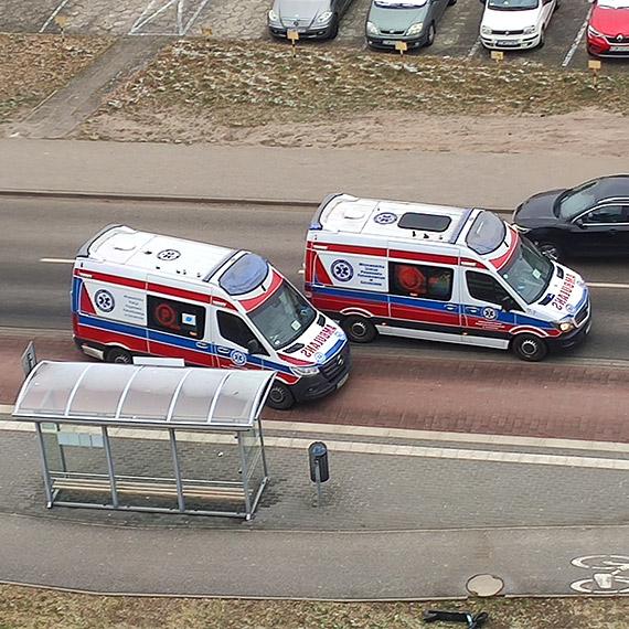 Reanimacja na przystanku na Osiedlu Zachodnim. Walka o �ycie starszego m�czyzny