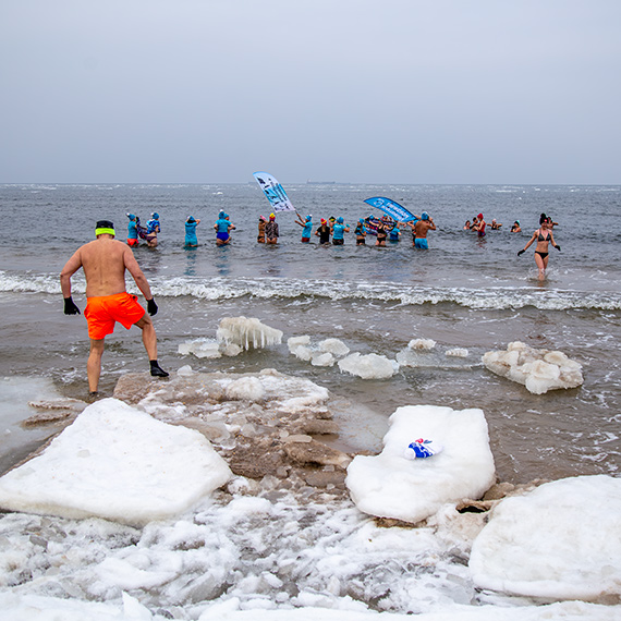 Morsy dla WO¦P wesz³y do lodowatej wody. By³y brawa, dzieci i zagraniczni tury¶ci