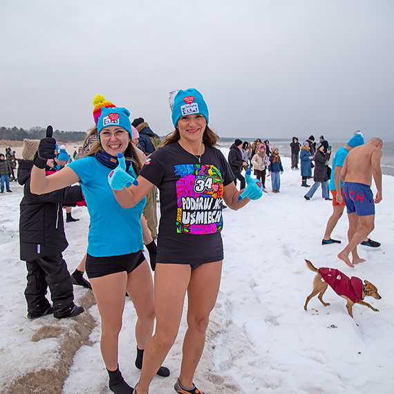 Morsy dla WO¦P wesz³y do lodowatej wody. By³y brawa, dzieci i zagraniczni tury¶ci