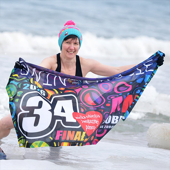 Morsy dla WO¦P wesz³y do lodowatej wody. By³y brawa, dzieci i zagraniczni tury¶ci