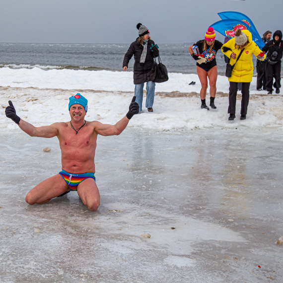 Morsy dla WO¦P wesz³y do lodowatej wody. By³y brawa, dzieci i zagraniczni tury¶ci