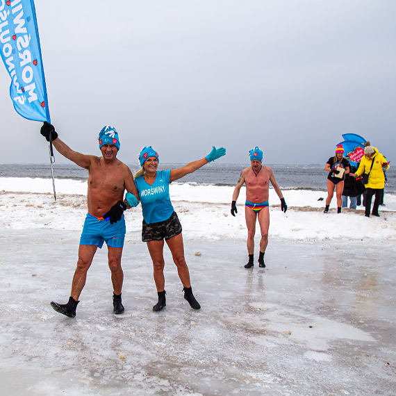 Morsy dla WO¦P wesz³y do lodowatej wody. By³y brawa, dzieci i zagraniczni tury¶ci