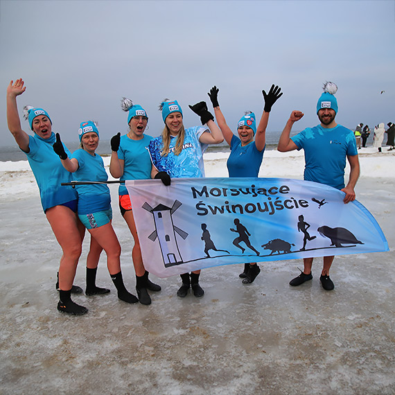 Morsy dla WO¦P wesz³y do lodowatej wody. By³y brawa, dzieci i zagraniczni tury¶ci