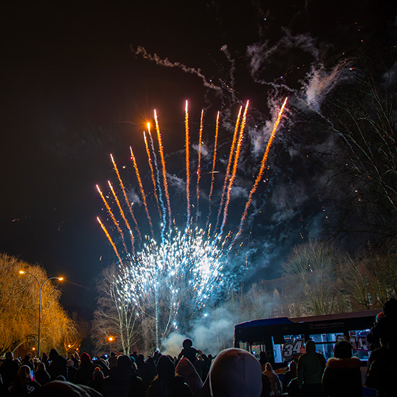 Przejmujący chłód wieczoru nie ostudził świnoujskich serc. Setki ludzi na finałowej zabawie. Zobacz film! [1]