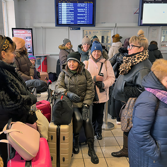 Interwencja. Kuracjusze utkn�li na dworcu PKP w �winouj�ciu. Godziny oczekiwania bez informacji i ogrzewania