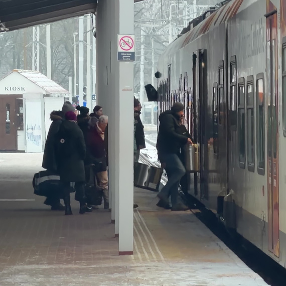 Pięć godzin w zimnie na dworcu PKP. Miasto interweniowało, PKP zawiodło. Zobacz film!