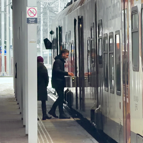 Pięć godzin w zimnie na dworcu PKP. Miasto interweniowało, przewoźnik zawiódł. Zobacz film! [2]