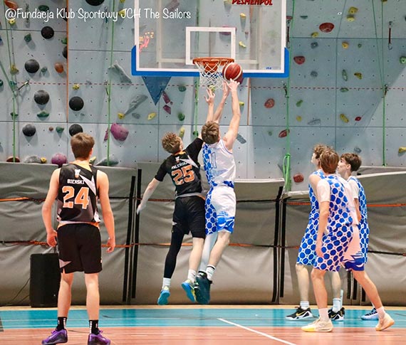 Koszykarski weekend w �winouj�ciu. Wygrana U19 i pierwsza pora�ka U16