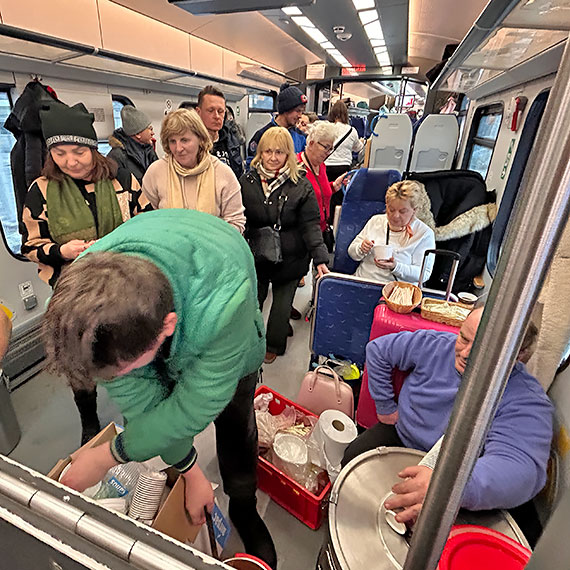 Gołoledź sparaliżowała kolej. Zdezorientowani pasażerowie na dworcu, miasto zapewniło ciepłą zupę i herbatę [1]