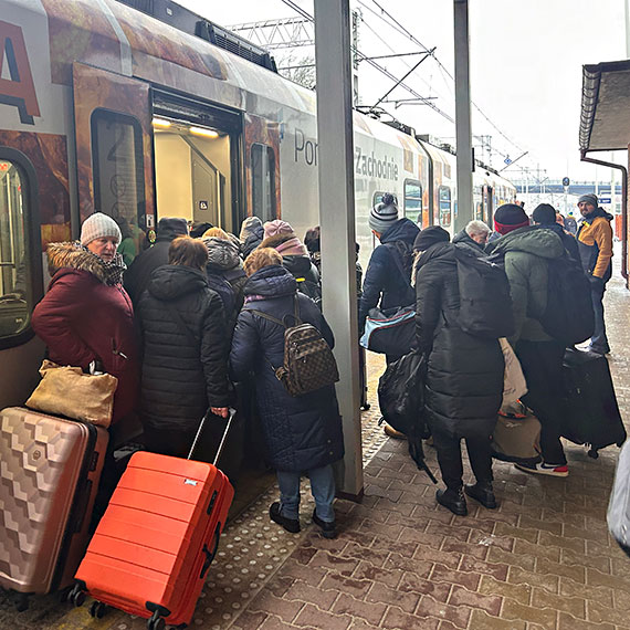 Gołoledź sparaliżowała kolej. Zdezorientowani pasażerowie na dworcu, miasto zapewniło ciepłą zupę i herbatę [2]