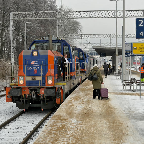 Oblodzona trakcja paraliżuje dalej kolej. Pociągi ze Świnoujścia ruszają na spalinowych lokomotywach