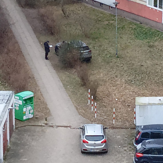 Lexus na trawniku i ponad dwa promile alkoholu. Policja zatrzyma�a 35-latka