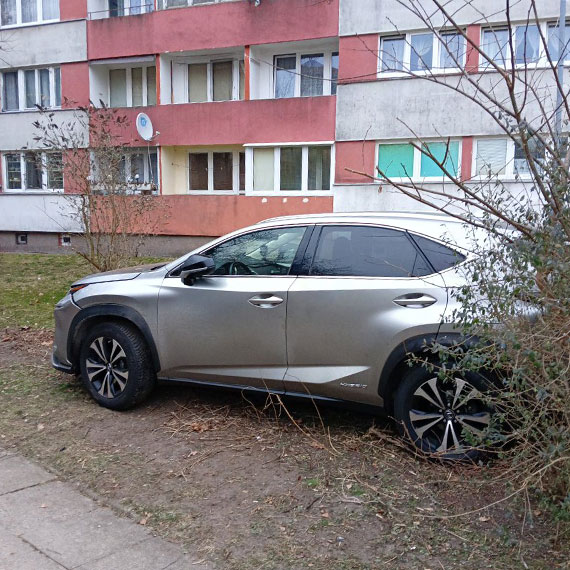 Lexus na trawniku i ponad dwa promile alkoholu. Policja zatrzyma�a 35-latka