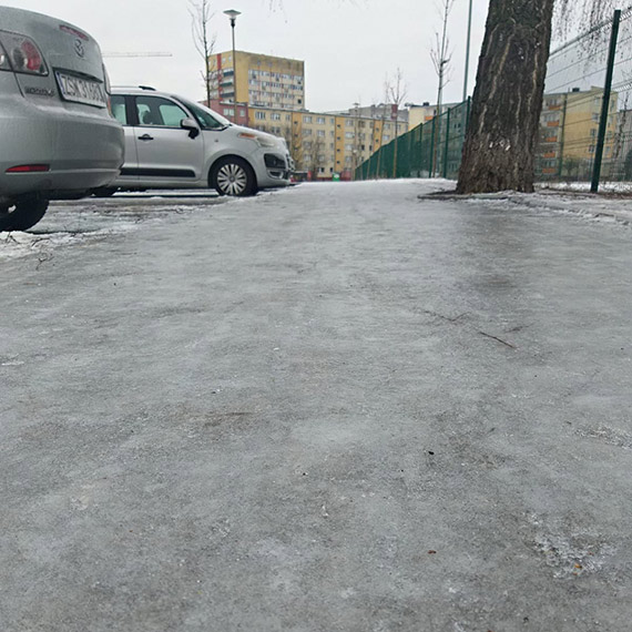 Szklanka na chodniku. Mieszkaniec alarmuje: „Tu ktoś się prosi o upadek”