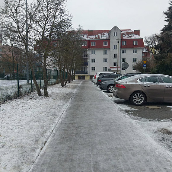 Szklanka na chodniku. Mieszkaniec alarmuje: „Tu kto� si� prosi o upadek”