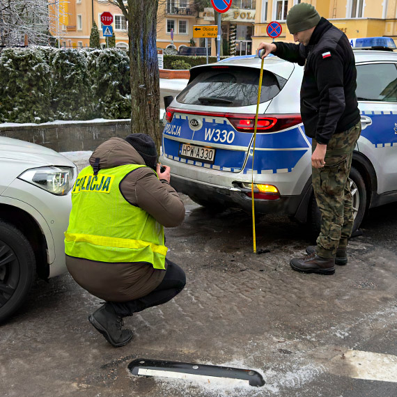 Kobieta kierująca BMW uderzyła w policyjny radiowóz na Kasprowicza. Jedna osoba trafiła do szpitala