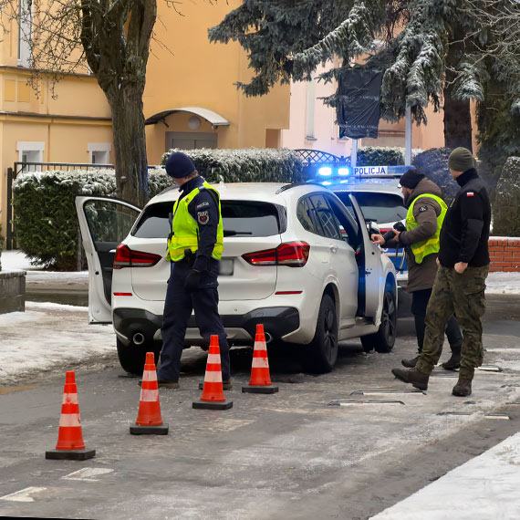 Kobieta kierująca BMW uderzyła w policyjny radiowóz na Kasprowicza. Jedna osoba trafiła do szpitala