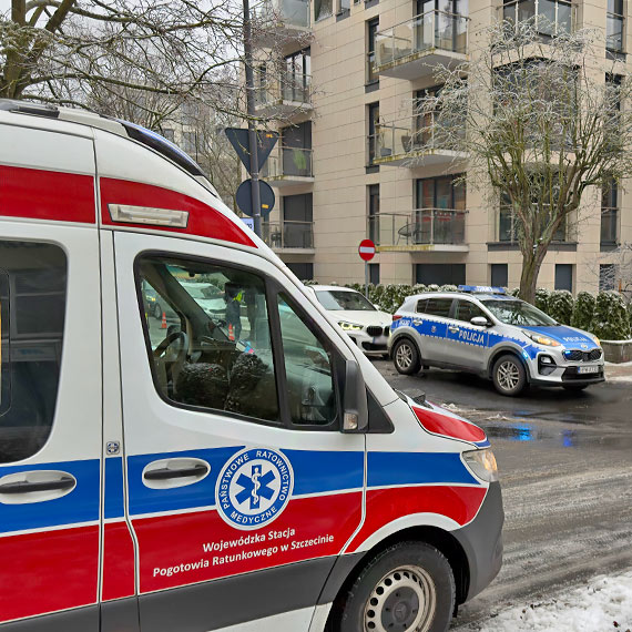 Kobieta kierująca BMW uderzyła w policyjny radiowóz na Kasprowicza. Jedna osoba trafiła do szpitala