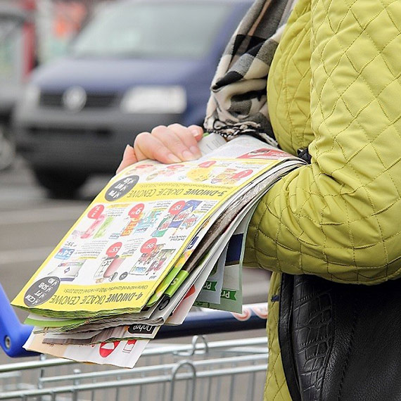 Zaskakujące wnioski z nowego badania. Większość klientów sklepów omija gazetki z promocjami