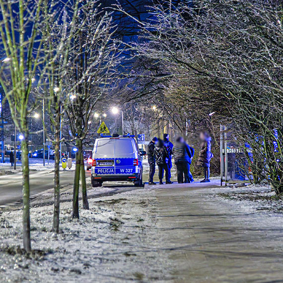 Nietrzeźwy mężczyzna spał na ławce. Policja interweniowała przy ulicy Matejki