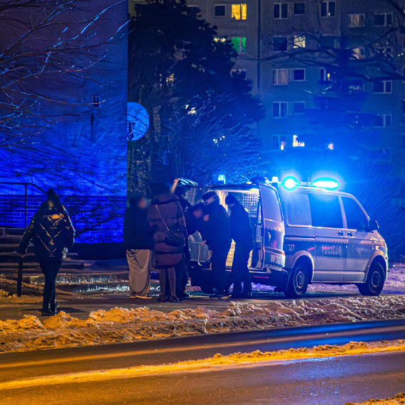 Nietrze�wy m�czyzna spa� na �awce. Policja interweniowa�a przy ulicy Matejki
