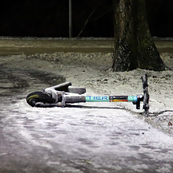 Odśnieżona ścieżka, oblodzony chodnik. Hulajnogi zamarzły i zostały na lodzie [1]