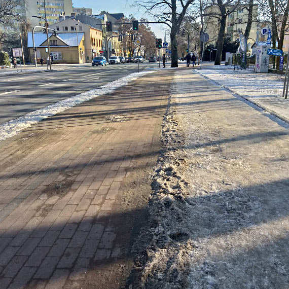 Odśnieżona ścieżka, oblodzony chodnik. Hulajnogi zamarzły i zostały na lodzie [2]