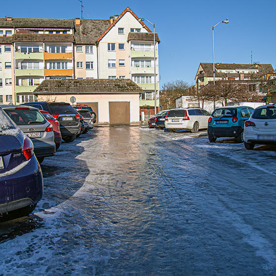 Odśnieżona ścieżka, oblodzony chodnik. Hulajnogi zamarzły i zostały na lodzie [3]