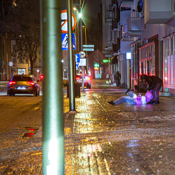 Miasto zamieniło się w lodowisko. Fala upadków na oblodzonych chodnikach - warunki skrajnie niebezpieczne [1]