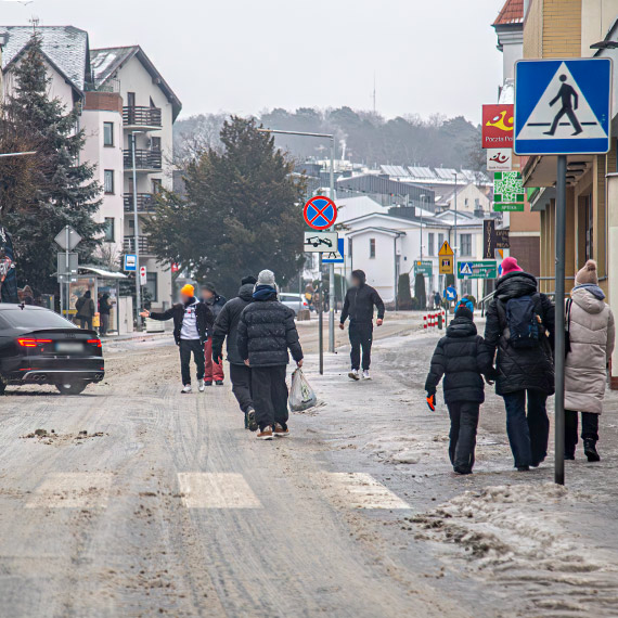 Deszcz, który zamienił Międzyzdroje w lodowisko. Piesi schodzili z chodników na jezdnię