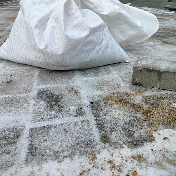 120 z� za worek piasku z mieszank� soln�