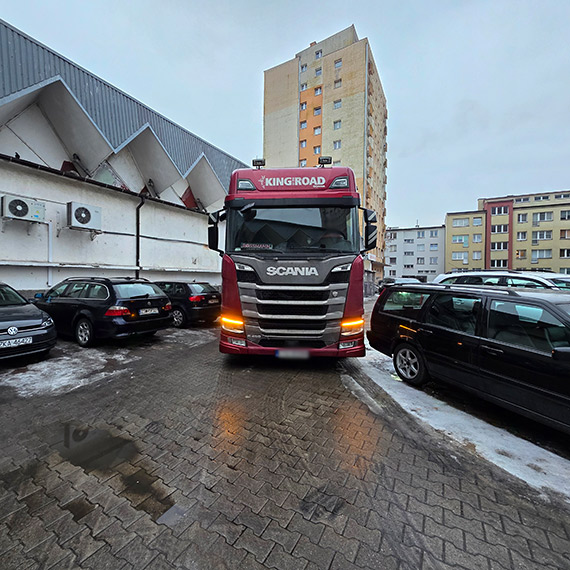 Ci�ar�wka przy Rossmannie uszkodzi�a znak. Mieszka�cy: „Demoluj� nam osiedle”