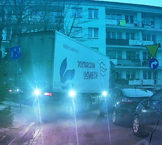 Ci�ar�wka przy Rossmannie uszkodzi�a znak. Mieszka�cy: „Demoluj� nam osiedle”